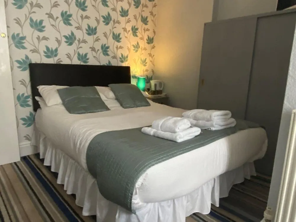 Beverley Dean - Children Over 5 Years Welcome - Continental Breakfast Blackpool