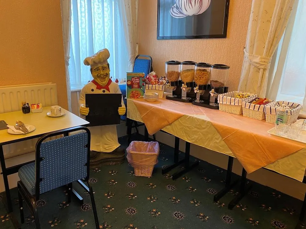 Beverley Dean - Children Over 5 Years Welcome - Continental Breakfast Blackpool Bed & Breakfast