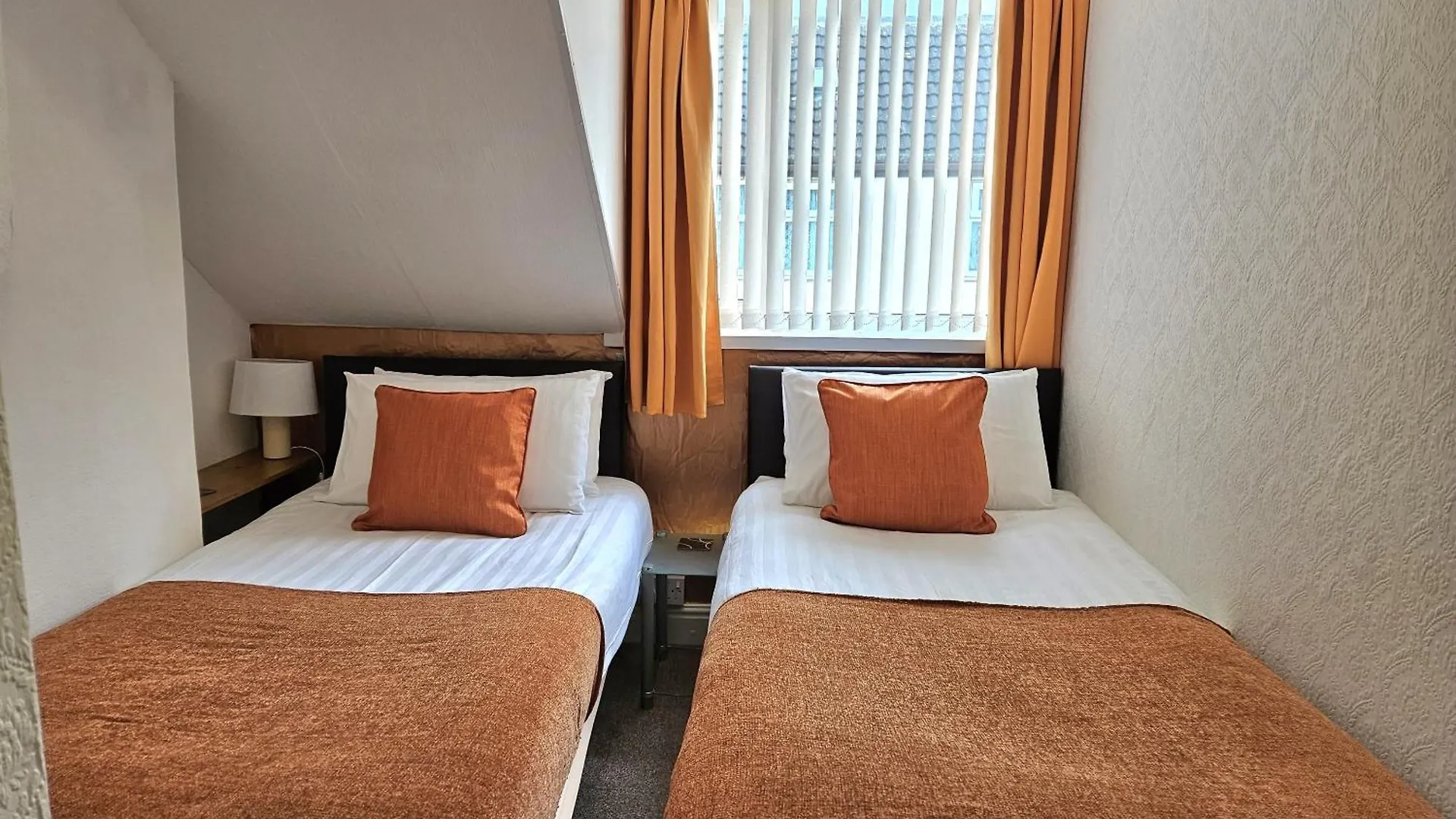 Beverley Dean - Children Over 5 Years Welcome - Continental Breakfast Blackpool Bed & Breakfast