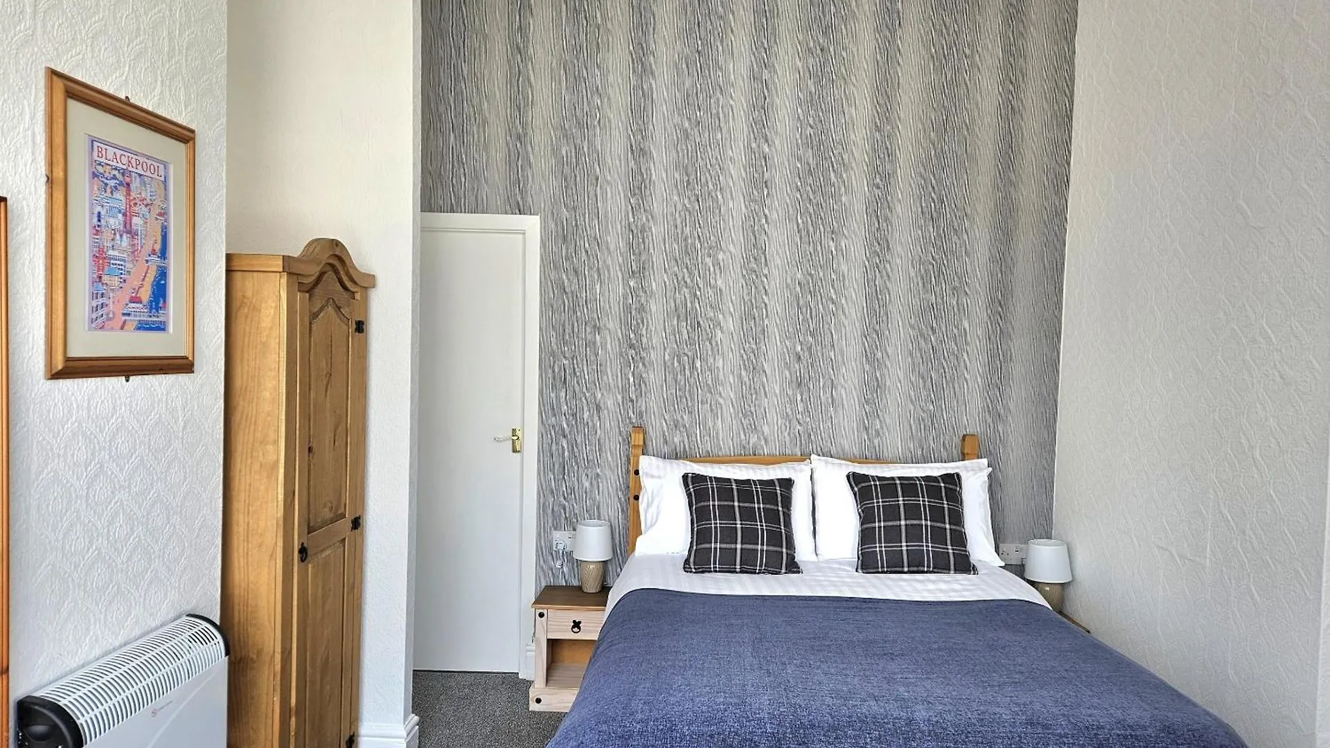 Beverley Dean - Children Over 5 Years Welcome - Continental Breakfast Blackpool Bed & Breakfast