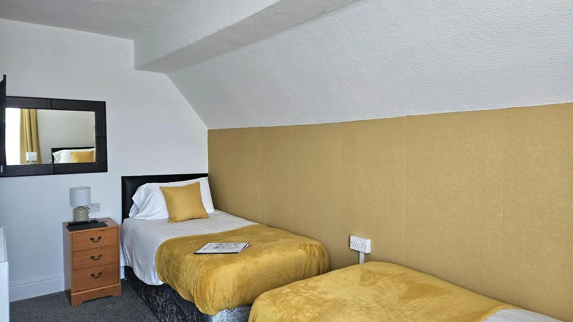 Beverley Dean - Children Over 5 Years Welcome - Continental Breakfast Blackpool Bed & Breakfast