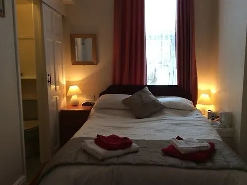Beverley Dean - Children Over 5 Years Welcome - Continental Breakfast Blackpool Bed & Breakfast