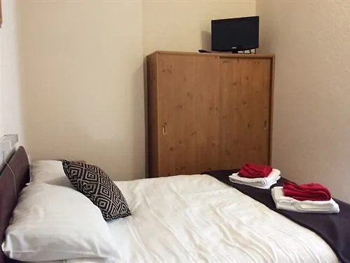 Beverley Dean - Children Over 5 Years Welcome - Continental Breakfast Blackpool Bed & Breakfast