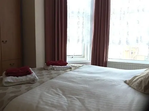*** Bed & Breakfast Beverley Dean - Children Over 5 Years Welcome - Continental Breakfast Blackpool United Kingdom